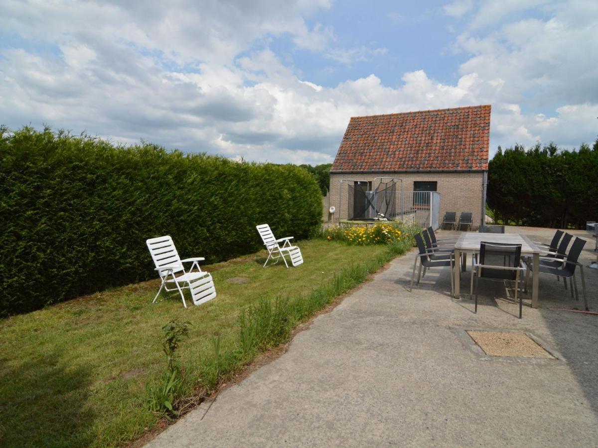Hébergement de vacances With Large Fenced Garden Near And The Forest *